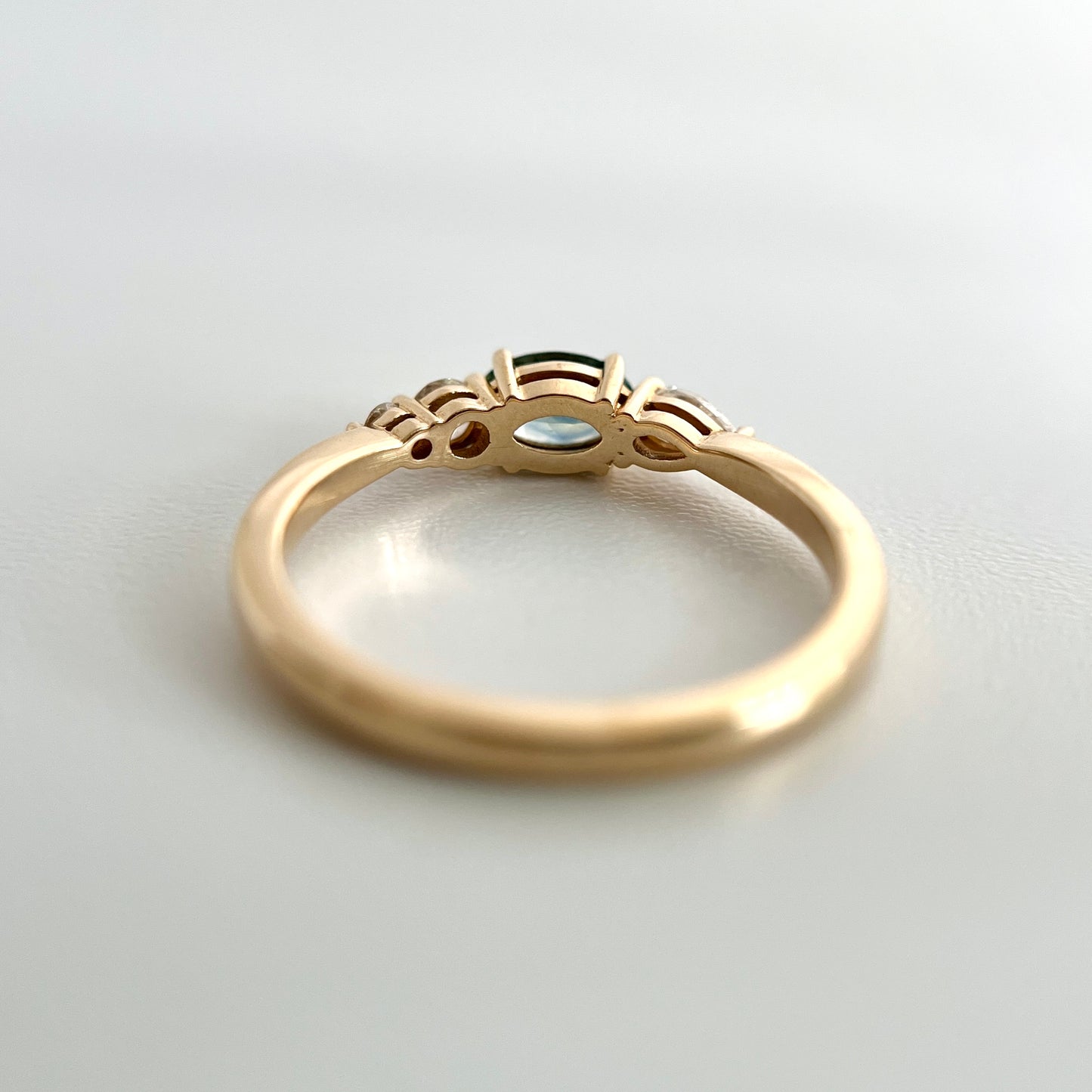 Bague Unique Avec Saphir Bleu-Vert du Montana et Diamants
