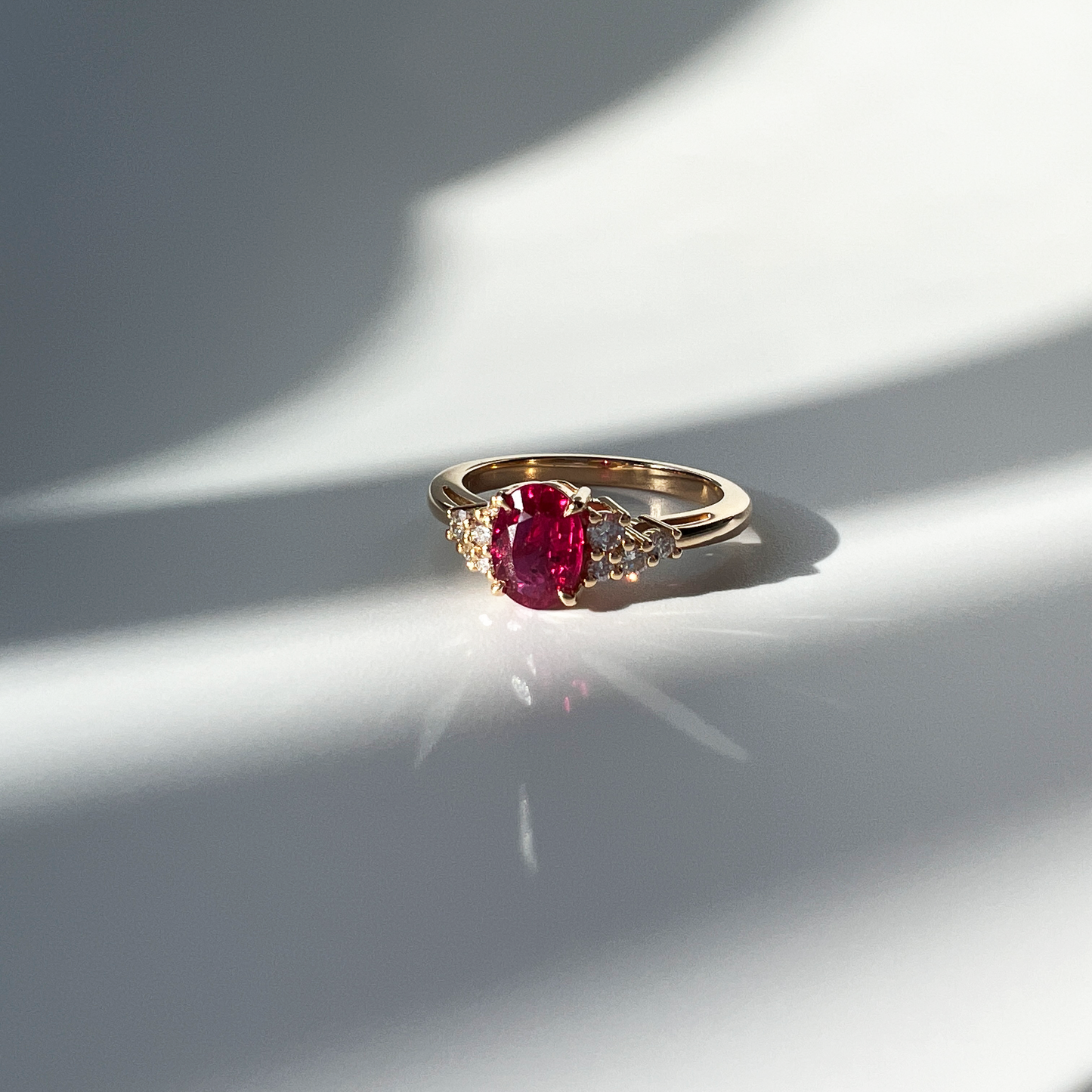 Bague asymétrique unique en rubis et diamants