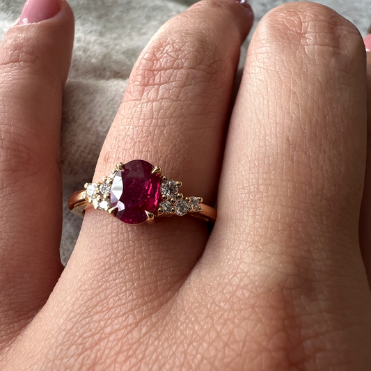 Bague asymétrique unique en rubis et diamants
