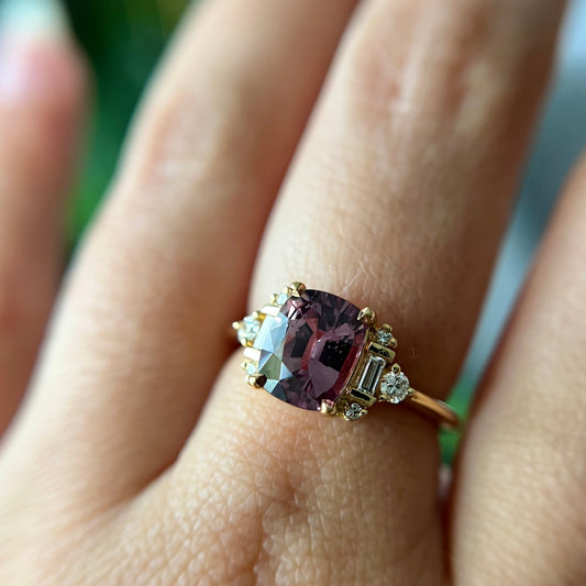 Bague Art Déco Unique Avec Saphir Rose Brunâtre Pâle Et Diamants