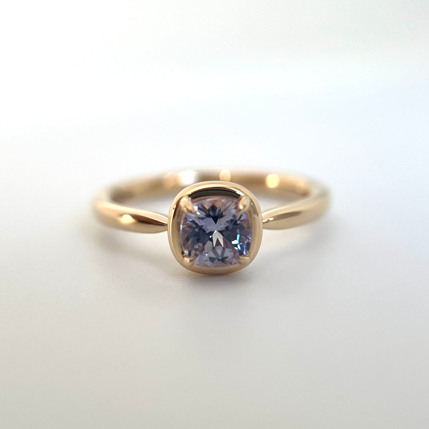 Solitaire Unique Avec Saphir Coussin Carré Violet Pâle