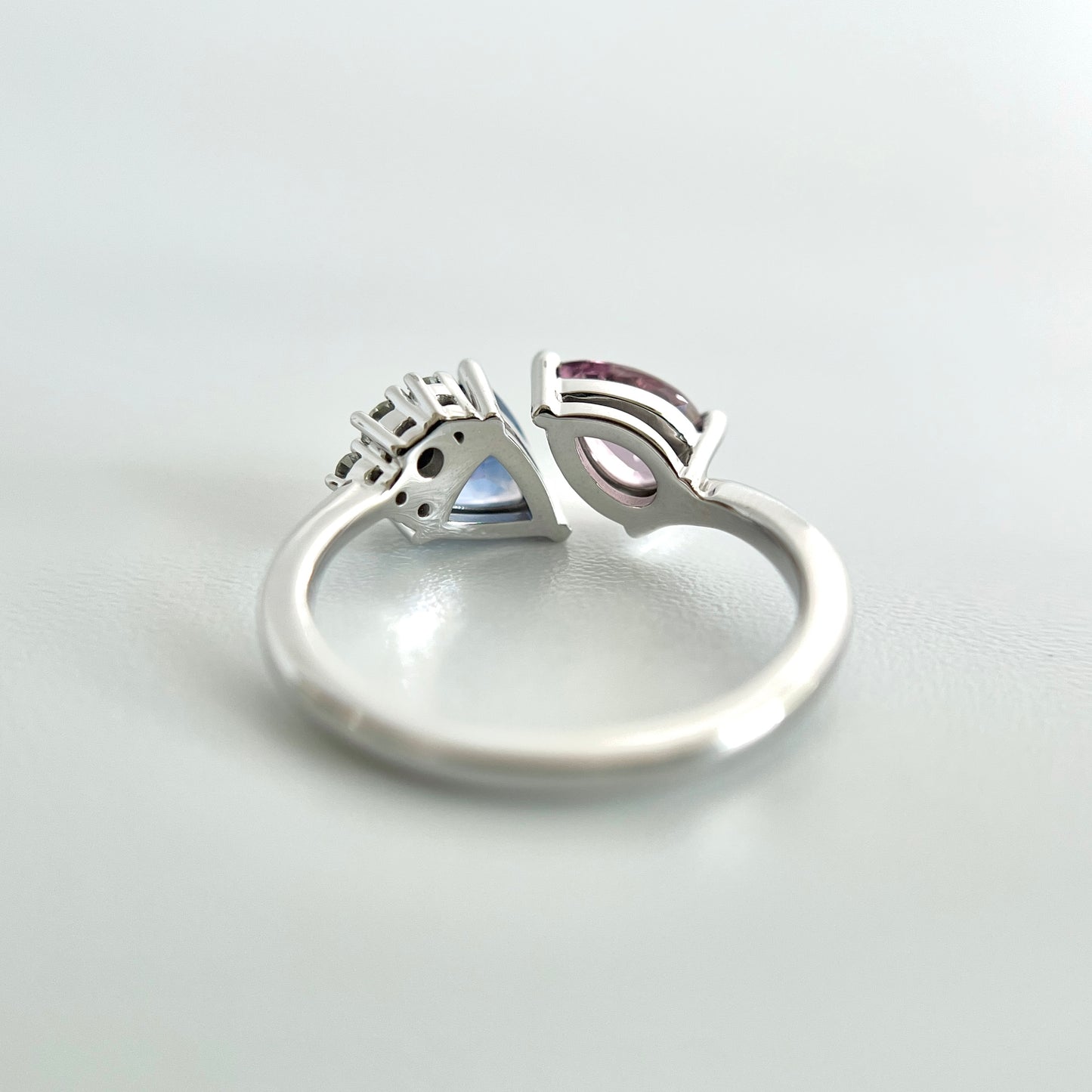 Bague asymétrique unique Toi & Moi, saphir bleu et spinelle rose