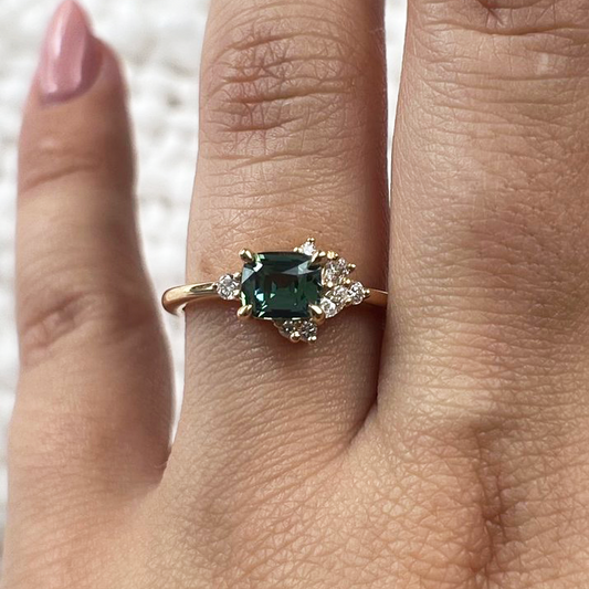 Bague Asymétrique Unique avec Saphir Taille Coussin Orienté Est-Ouest et Diamants