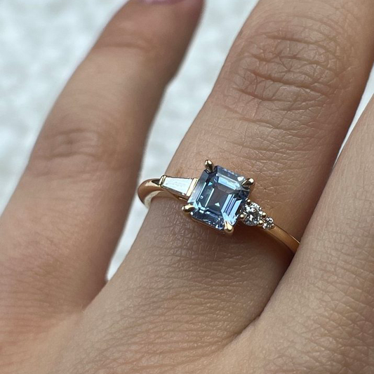 Bague Géométrique Unique avec Saphir Bleu Pâle et Diamants