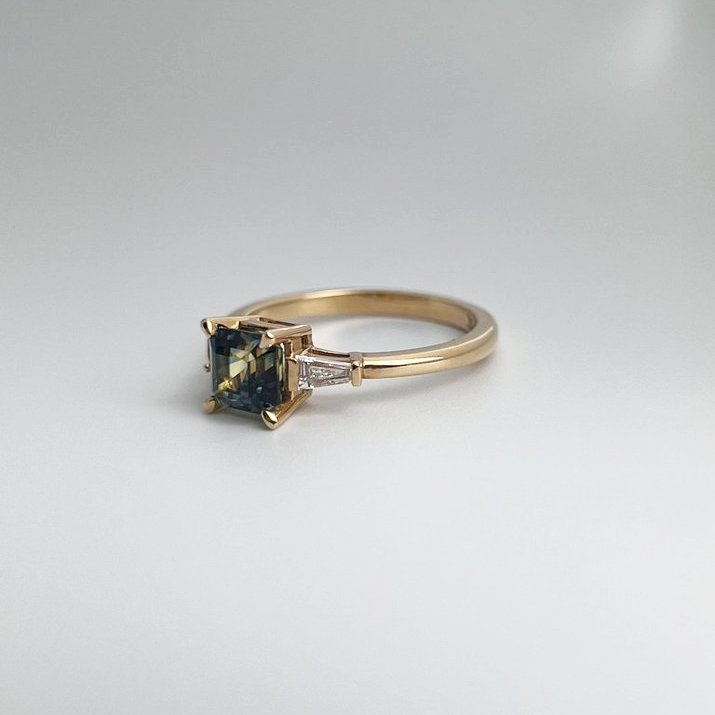 Bague Géométrique Unique avec Saphir Bleu-Vert et Diamants