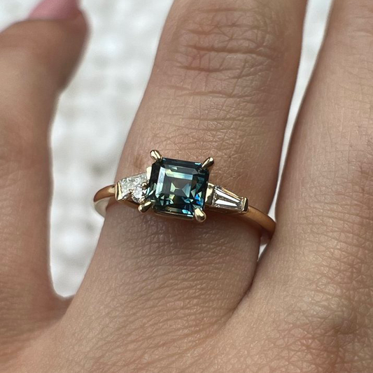 Bague Géométrique Unique avec Saphir Bleu-Vert et Diamants