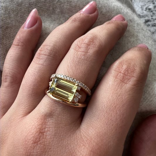 Bague Unique Asymétrique avec Béryl Doré et Diamants