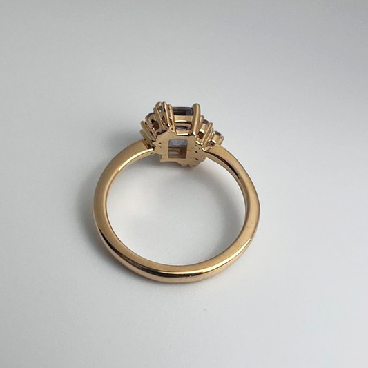 Bague Asymétrique Unique avec Saphir Gris et Diamants