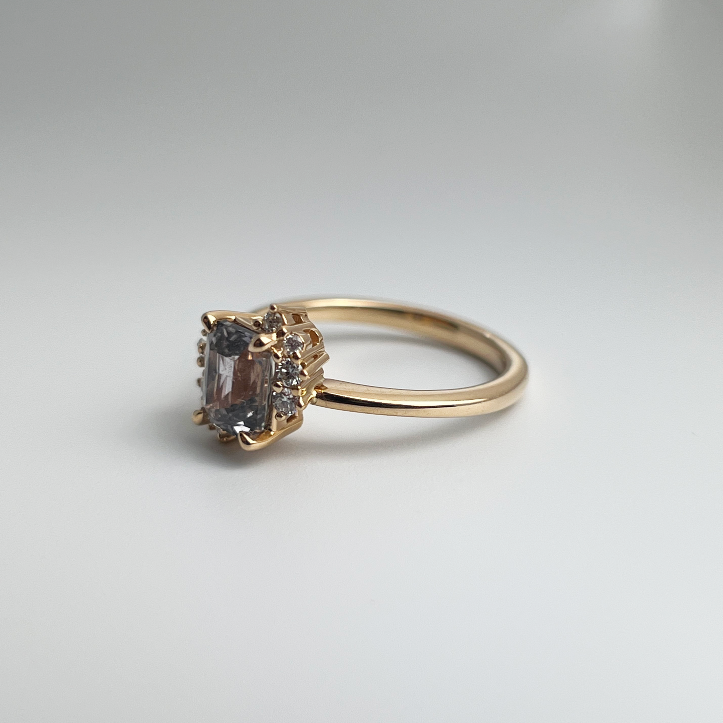 Bague Asymétrique Unique avec Saphir Gris et Diamants
