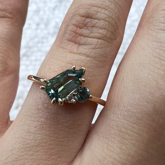 Bague Asymétrique Géométrique Unique avec Saphir Bleu-Vert