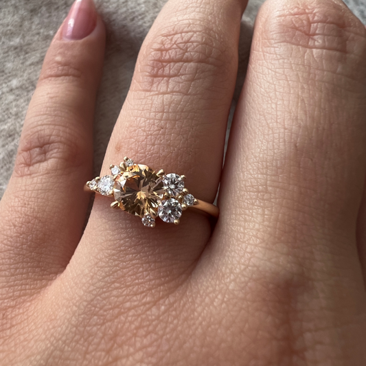 Bague asymétrique unique en saphir jaune pâle et diamants