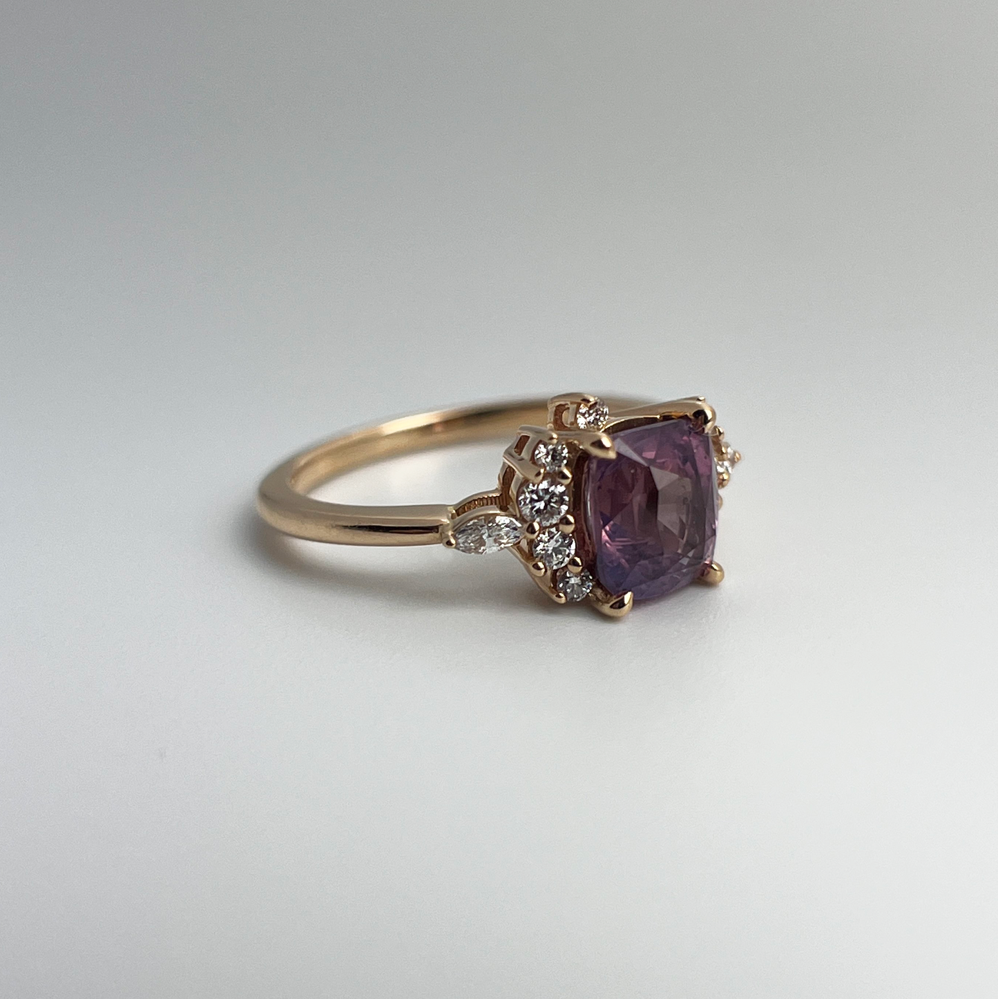 Bague Asymétrique Unique avec Saphir Mauve et Diamants