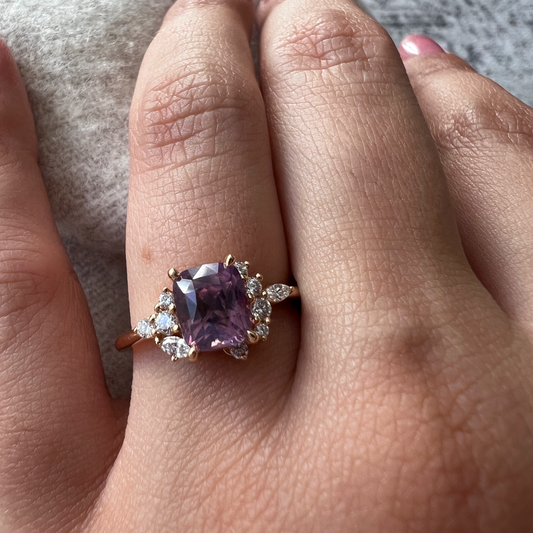 Bague Asymétrique Unique avec Saphir Mauve et Diamants