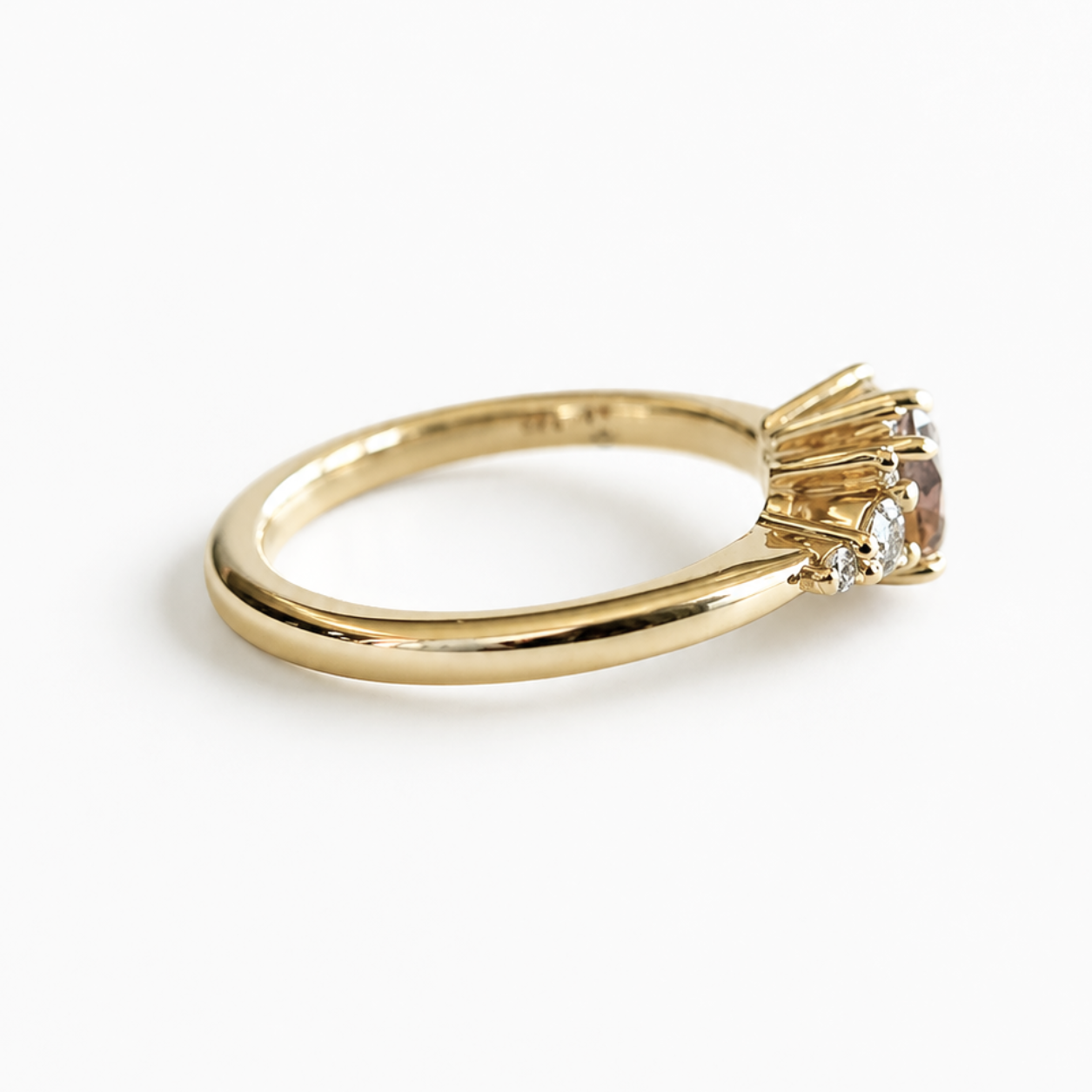 Bague de fiançailles en saphir Montana orange-rose et diamants en or jaune 14k, vue de profil montrant la largeur du corps de bague et le détail du serti