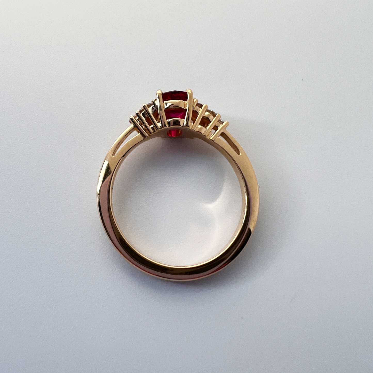 Bague asymétrique unique en rubis et diamants