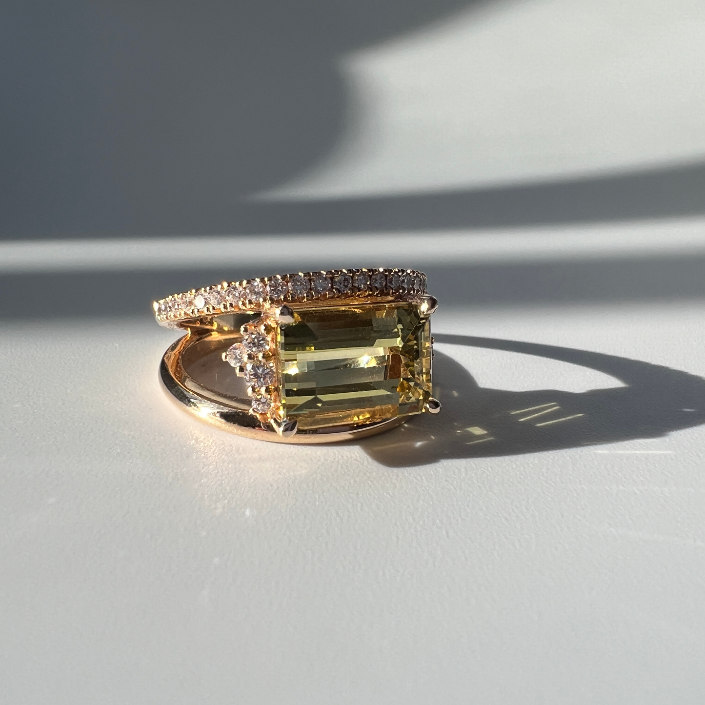 Bague Unique Asymétrique avec Béryl Doré et Diamants