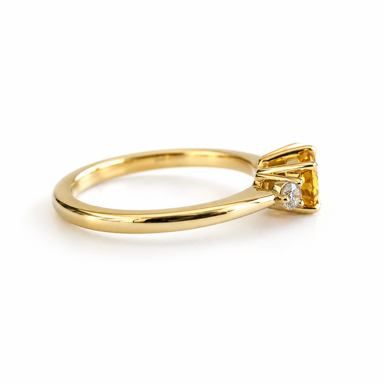 Bague de fiançailles en saphir jaune vif ovale et diamants en or jaune 14k, vue de profil montrant la largeur du corps de bague et la hauteur du serti