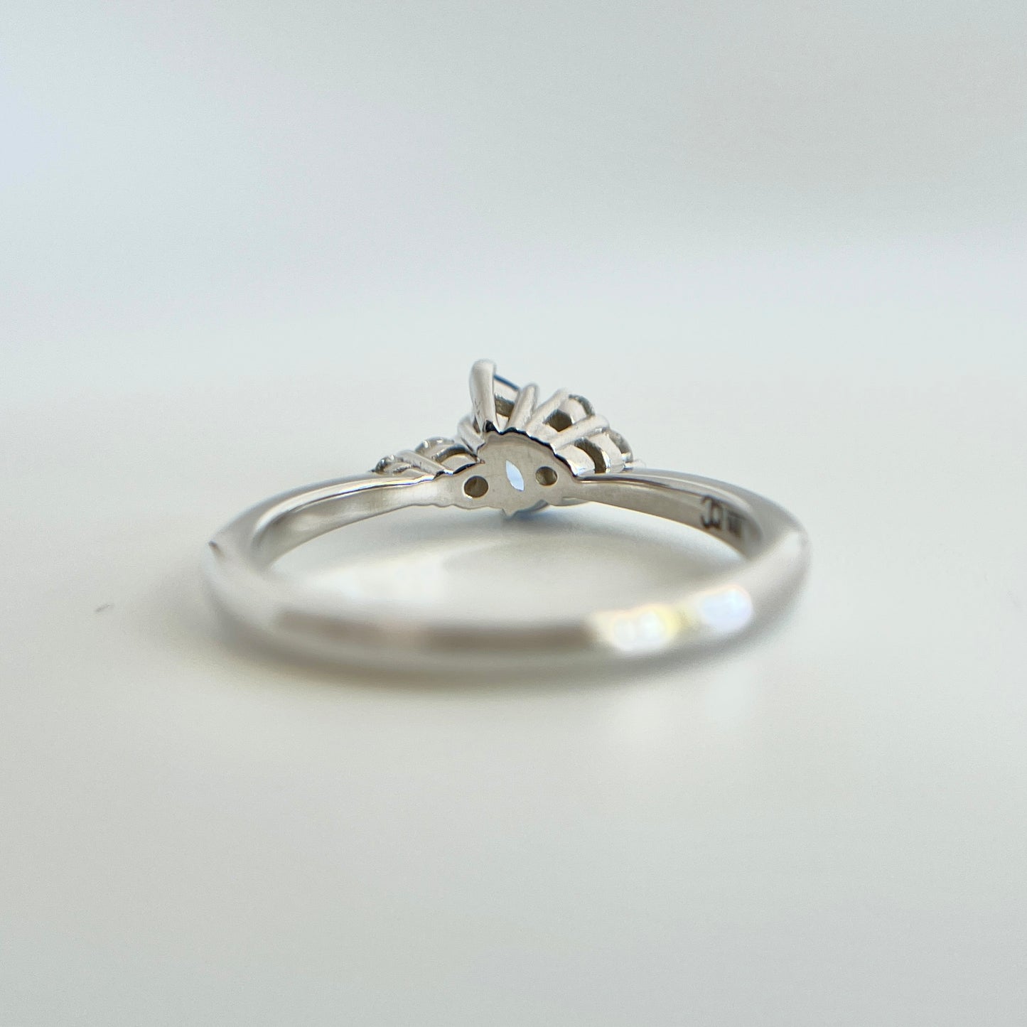 Bague de fiançailles en saphir bleu taille poire de 0,52ct du Sri Lanka et diamants naturels en or blanc 14k, vue du dessous montrant la construction du serti et le détail du corps de bague