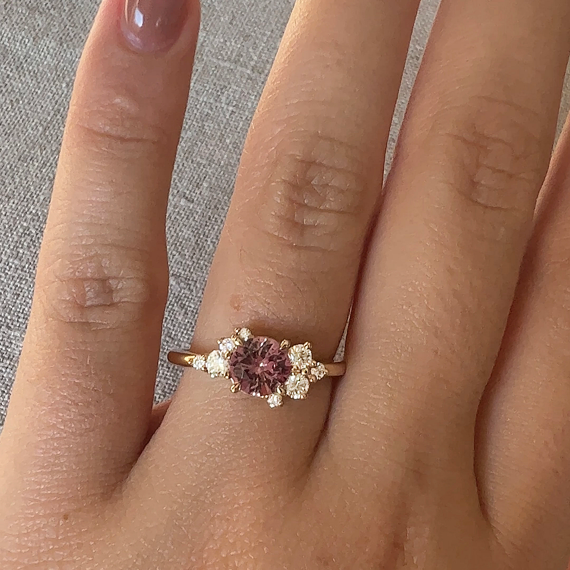 Bague Asymétrique Unique avec Saphir Pêche Foncé et Diamants