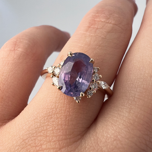 Bague asymétrique unique avec saphir mauve et diamants
