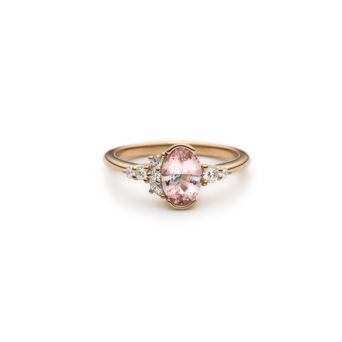Bague asymétrique unique avec saphir violet et diamants