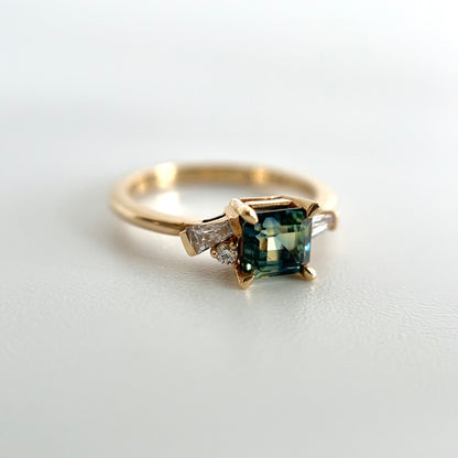 Bague Géométrique Unique avec Saphir Bleu-Vert et Diamants