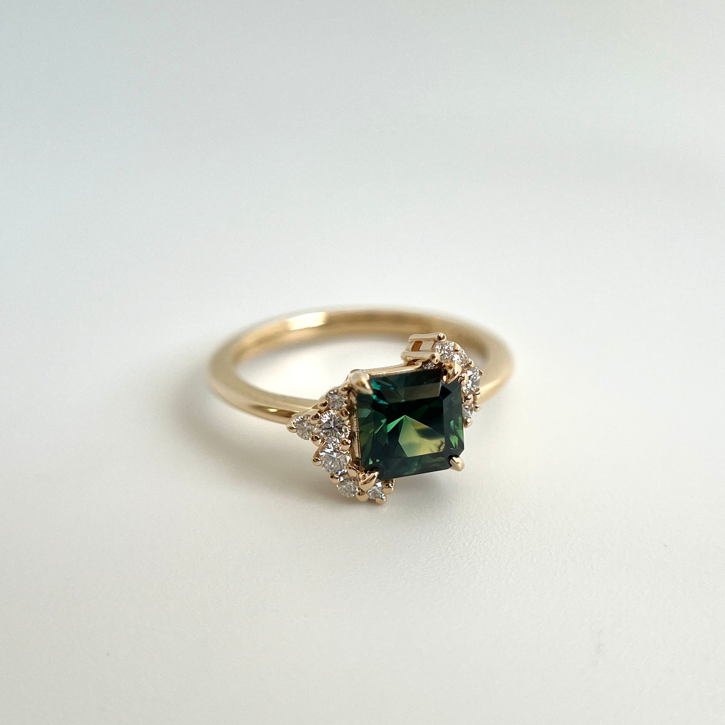 Bague unique en saphir australien vert-sarcelle taille radiant et diamants