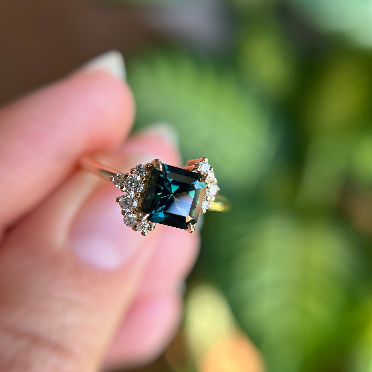 Bague unique en saphir australien vert-sarcelle taille radiant et diamants