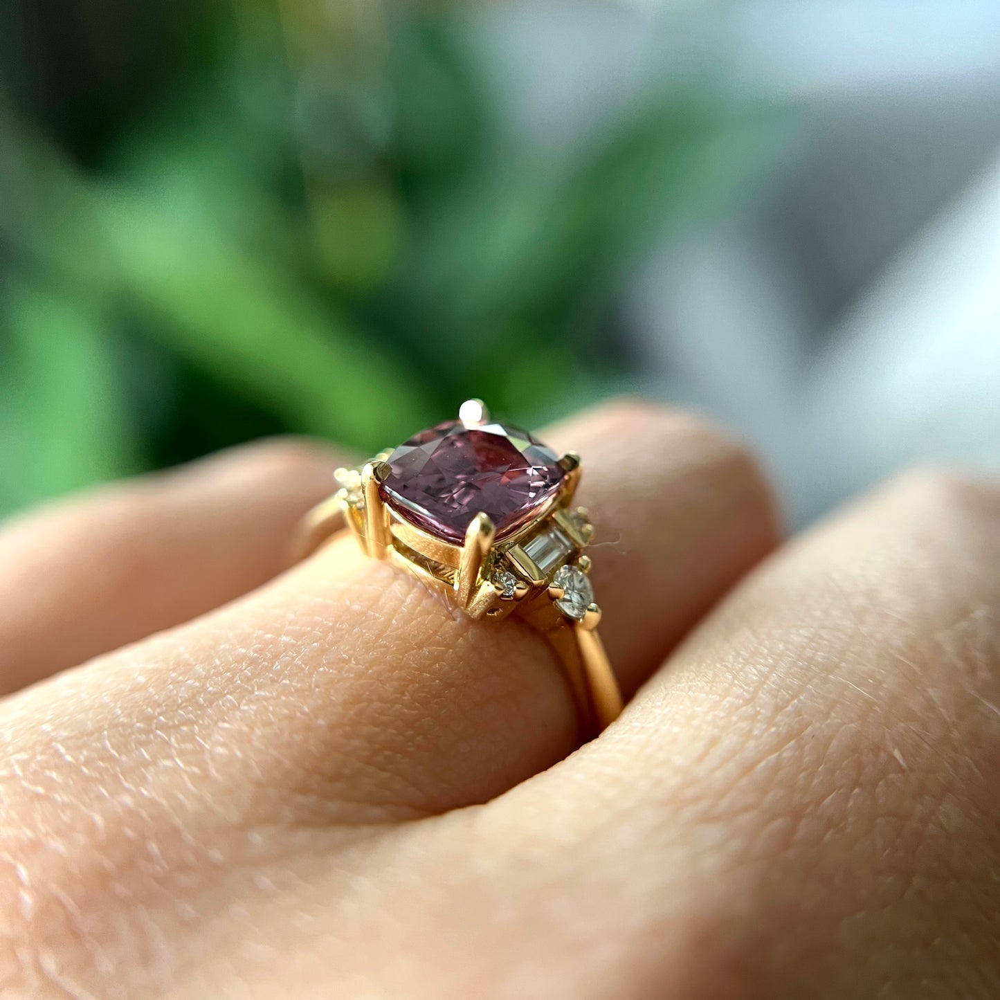 Bague Art Déco Unique Avec Saphir Rose Brunâtre Pâle Et Diamants