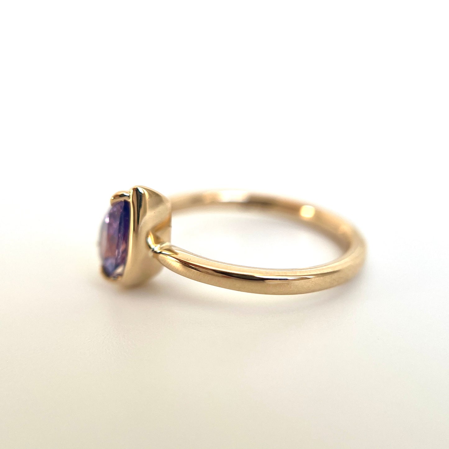 Solitaire Unique Avec Saphir Mauve Taille Poire