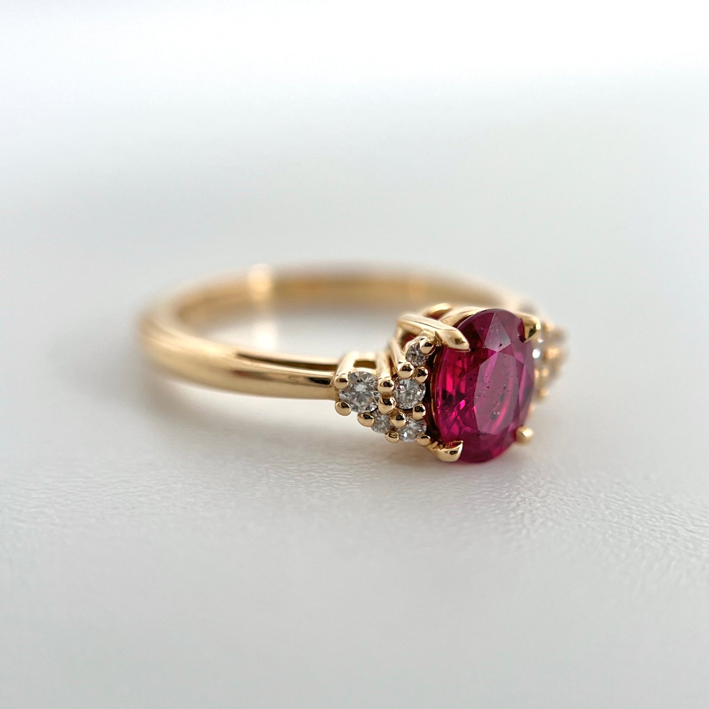 Bague asymétrique unique en rubis et diamants