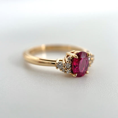 Bague asymétrique unique en rubis et diamants