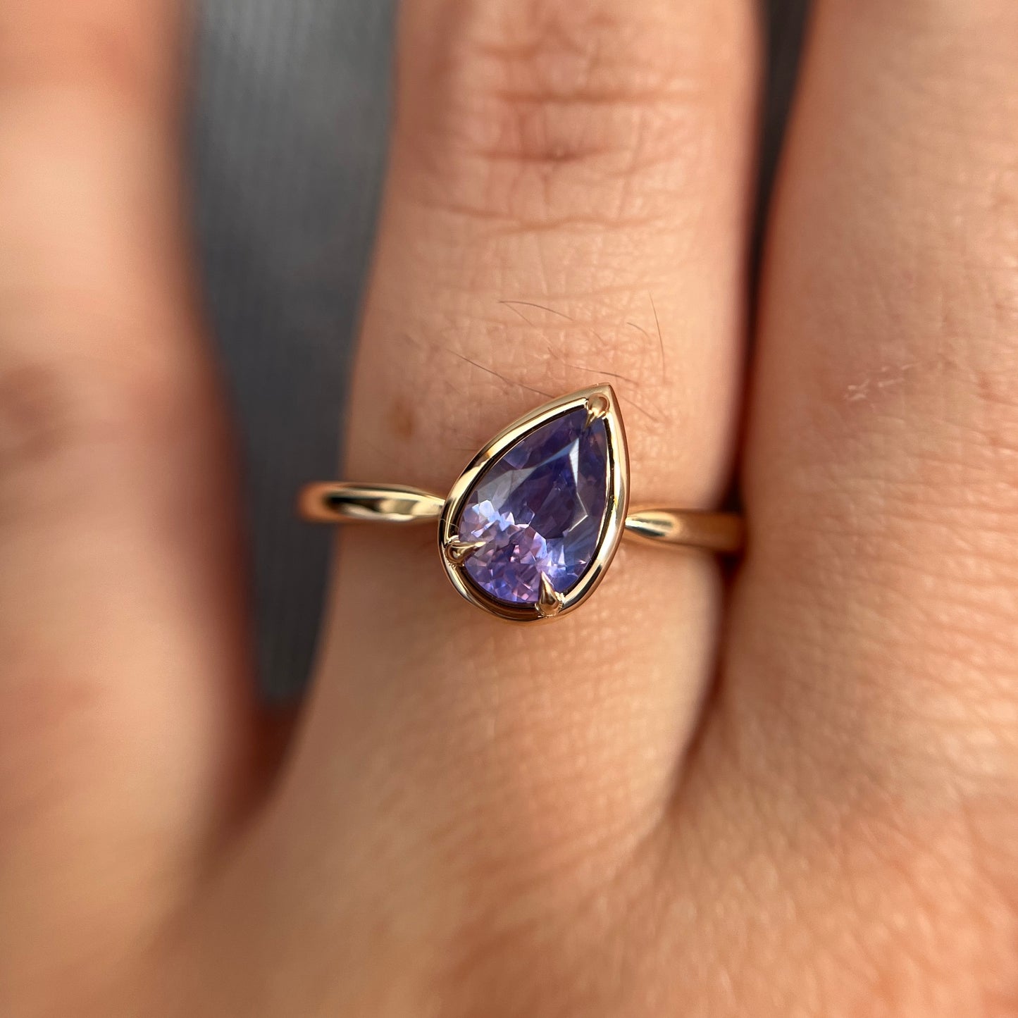 Solitaire Unique Avec Saphir Mauve Taille Poire