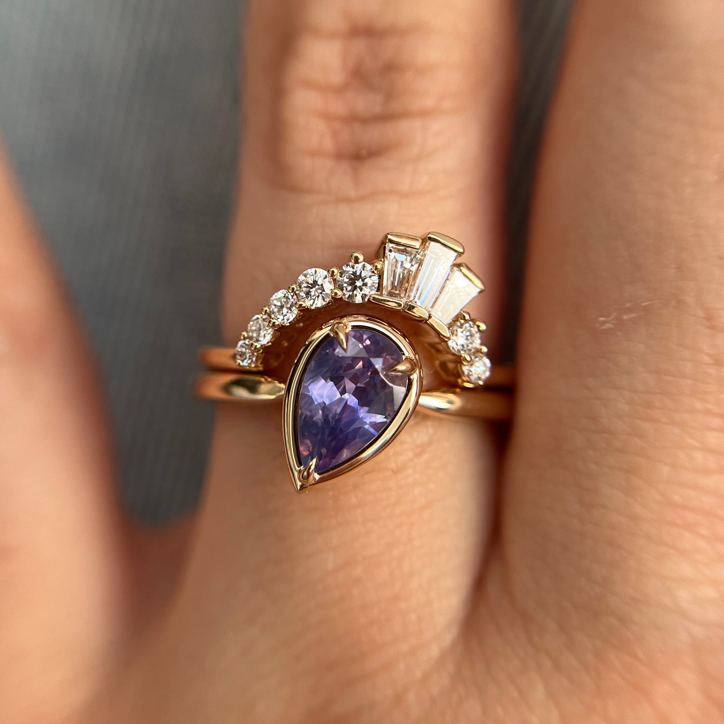 Solitaire Unique Avec Saphir Mauve Taille Poire