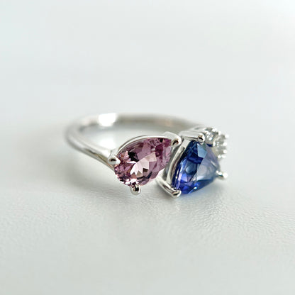 Bague asymétrique unique Toi & Moi, saphir bleu et spinelle rose