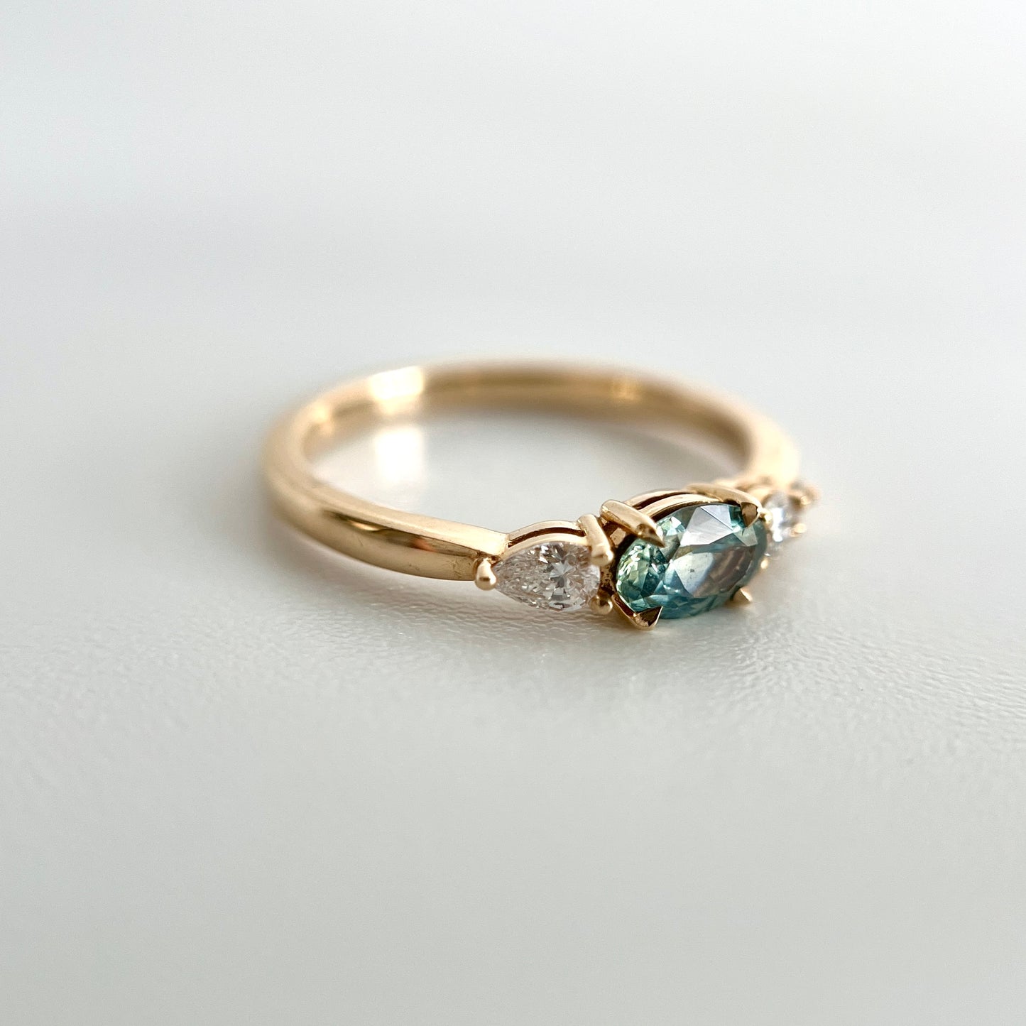 Bague Unique Avec Saphir Bleu-Vert du Montana et Diamants