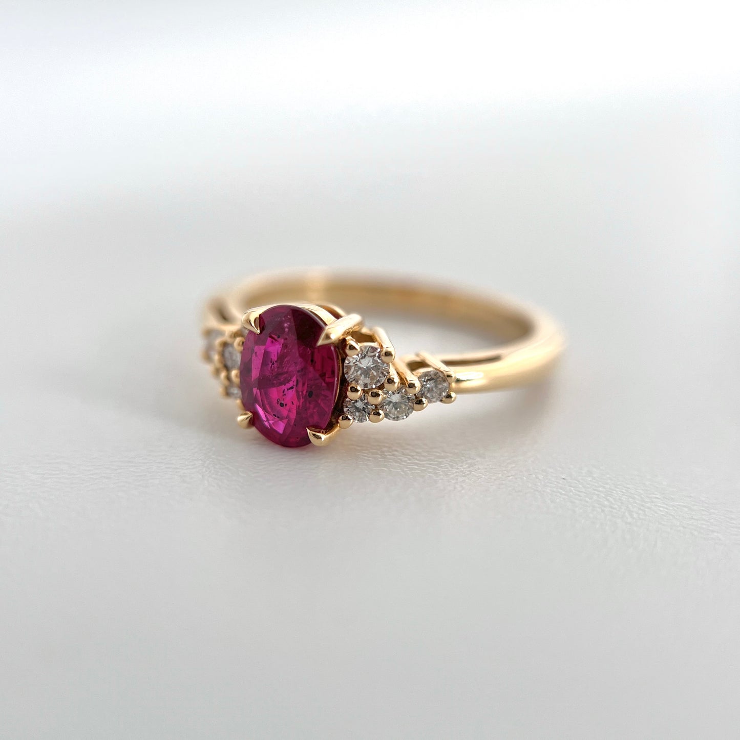 Bague asymétrique unique en rubis et diamants