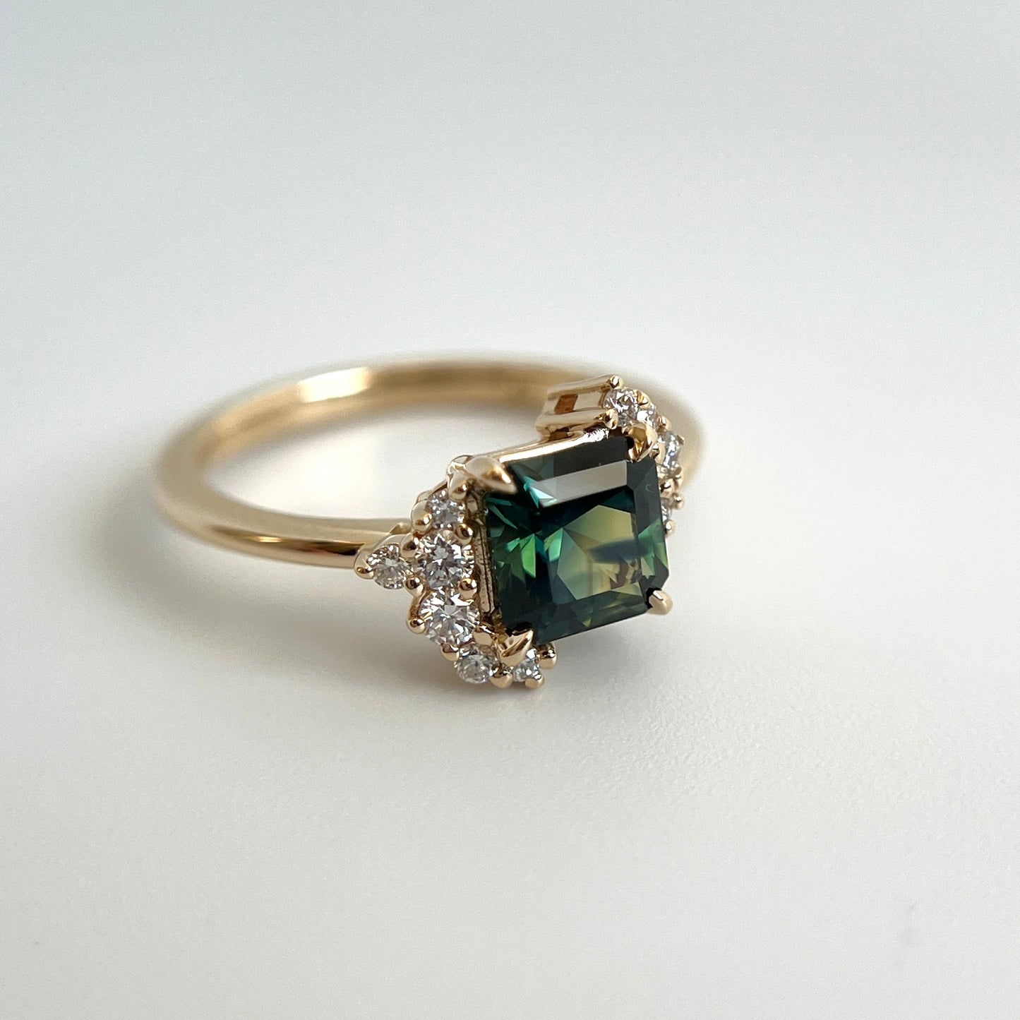 Bague unique en saphir australien vert-sarcelle taille radiant et diamants