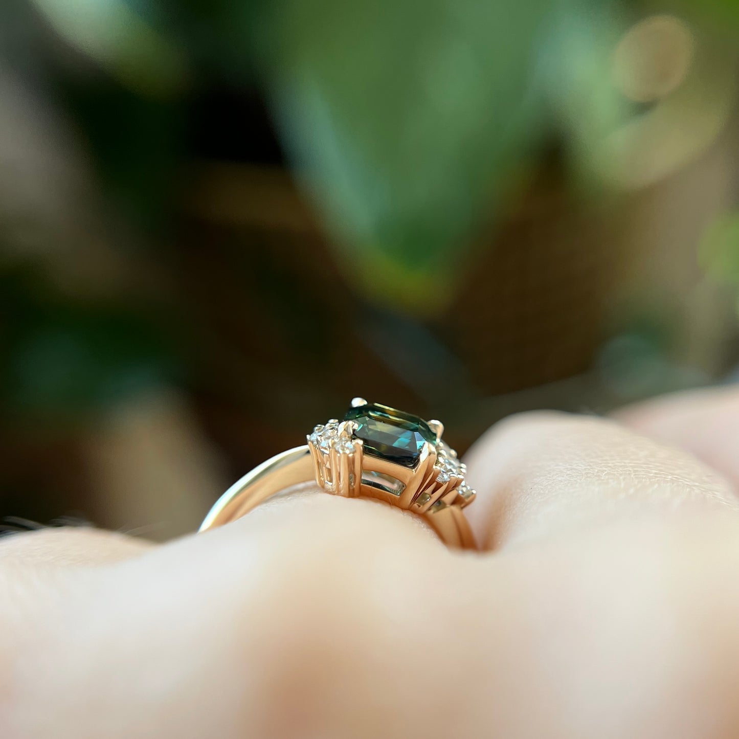 Bague unique en saphir australien vert-sarcelle taille radiant et diamants