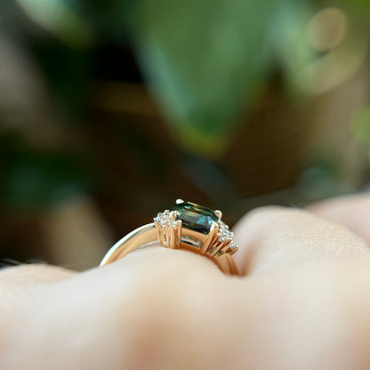 Bague unique en saphir australien vert-sarcelle taille radiant et diamants