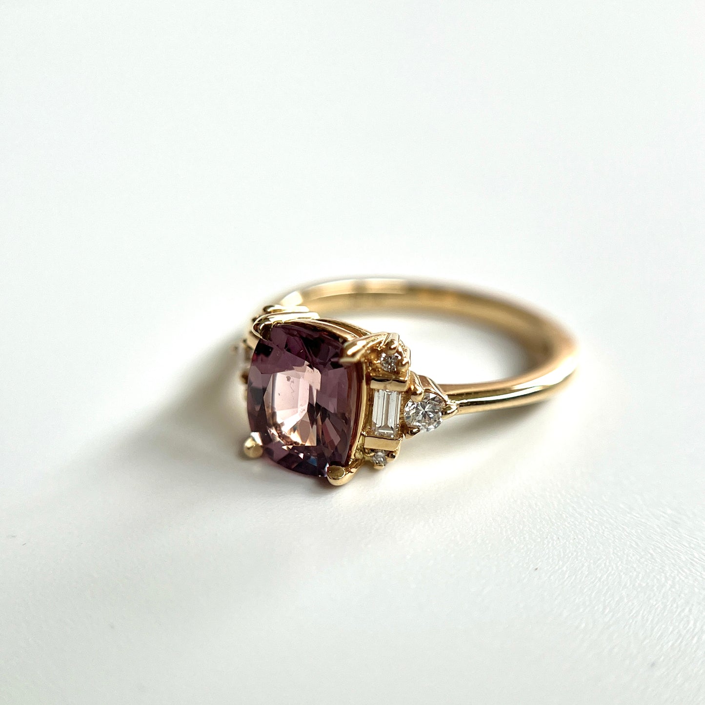 Bague Art Déco Unique Avec Saphir Rose Brunâtre Pâle Et Diamants