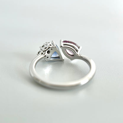 Bague asymétrique unique Toi & Moi, saphir bleu et spinelle rose