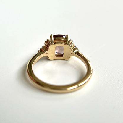 Bague Art Déco Unique Avec Saphir Rose Brunâtre Pâle Et Diamants