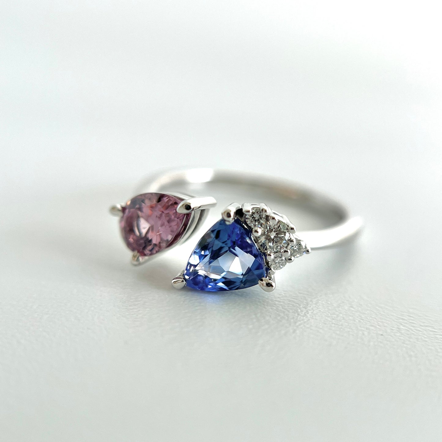Bague asymétrique unique Toi & Moi, saphir bleu et spinelle rose