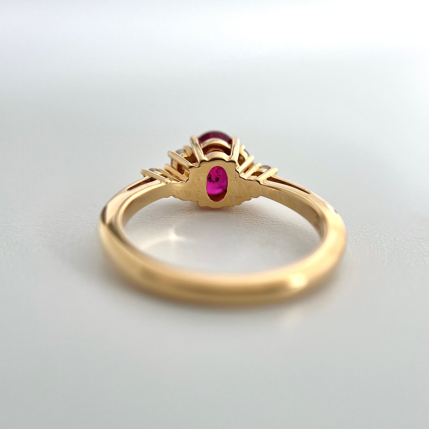 Bague asymétrique unique en rubis et diamants