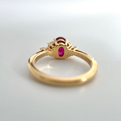 Bague asymétrique unique en rubis et diamants
