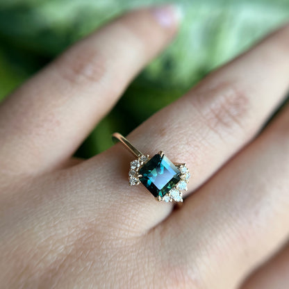 Bague unique en saphir australien vert-sarcelle taille radiant et diamants