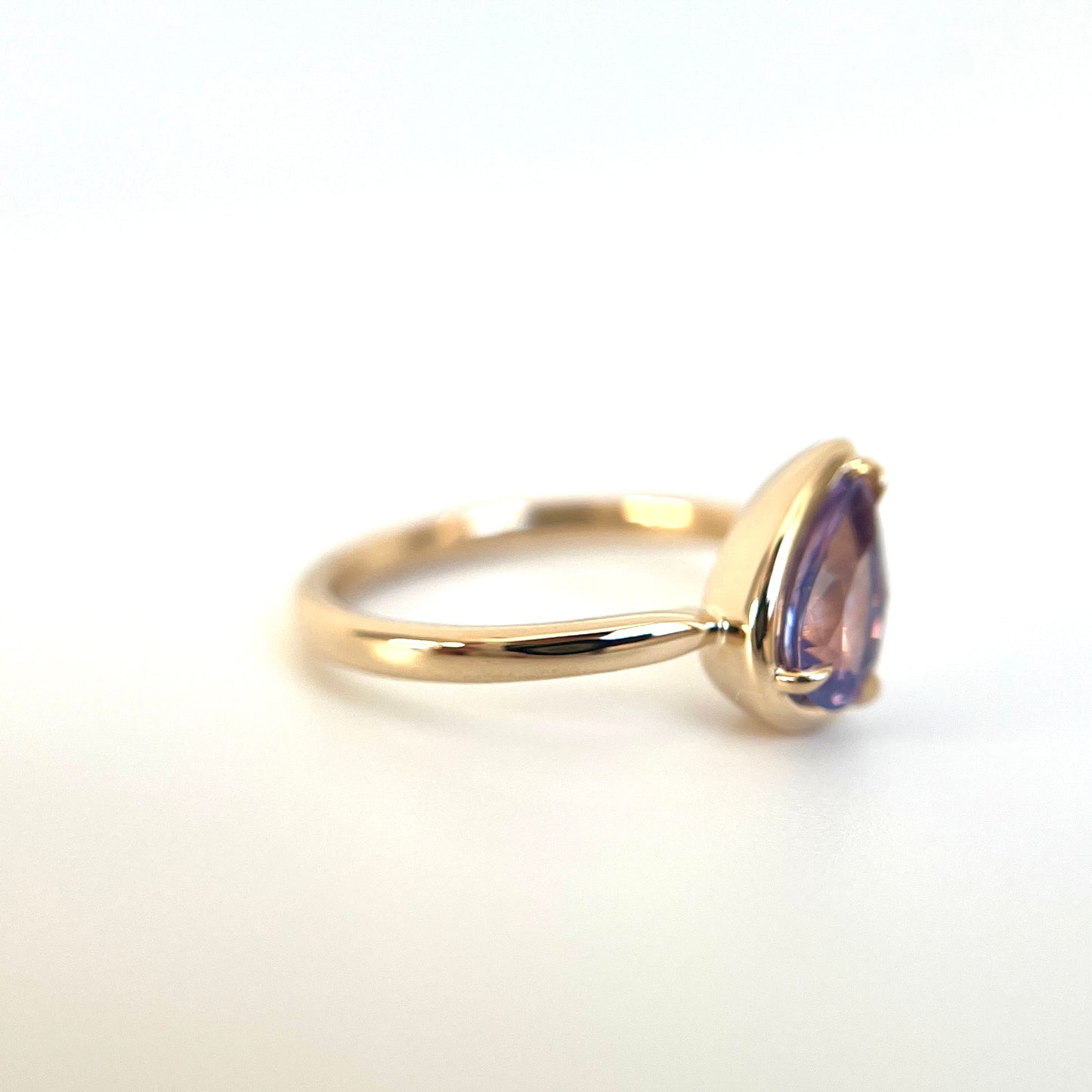 Solitaire Unique Avec Saphir Mauve Taille Poire