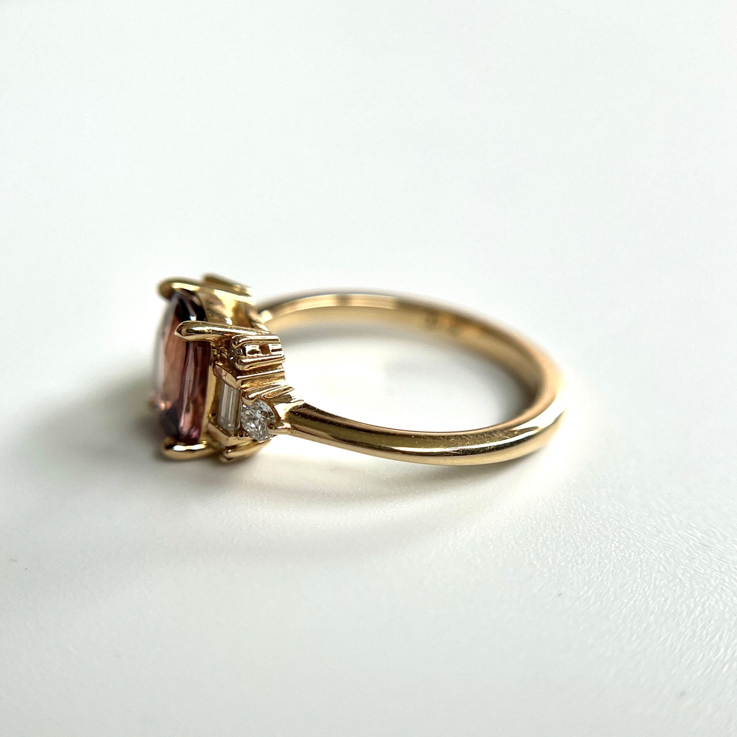 Bague Art Déco Unique Avec Saphir Rose Brunâtre Pâle Et Diamants