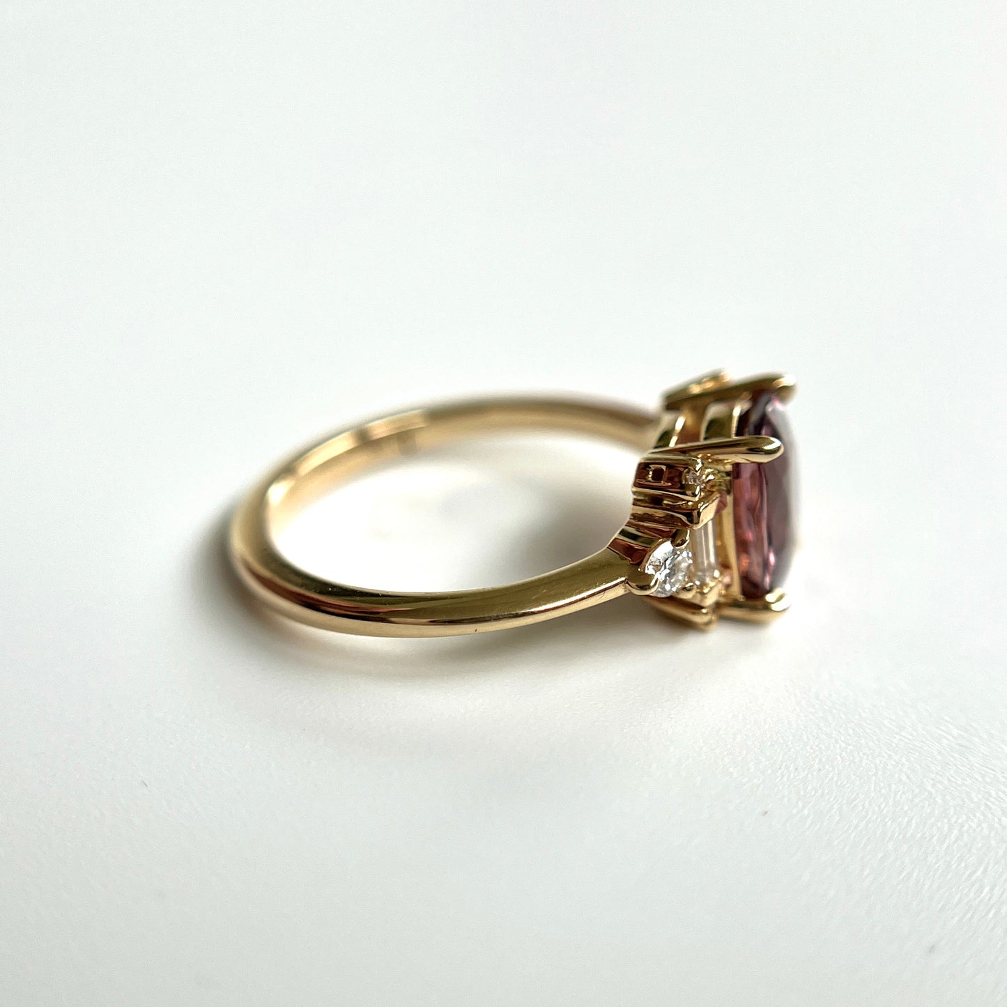 Bague Art Déco Unique Avec Saphir Rose Brunâtre Pâle Et Diamants
